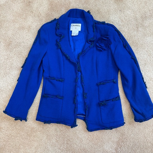 Chanel Métiers d’Art 2007 “Paris–Londres” Royal Blue Wool Jacket Camellia Brooch - Picture 4 of 15